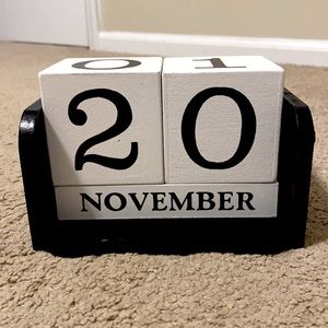 Brand new! Interchangeable date decoration!